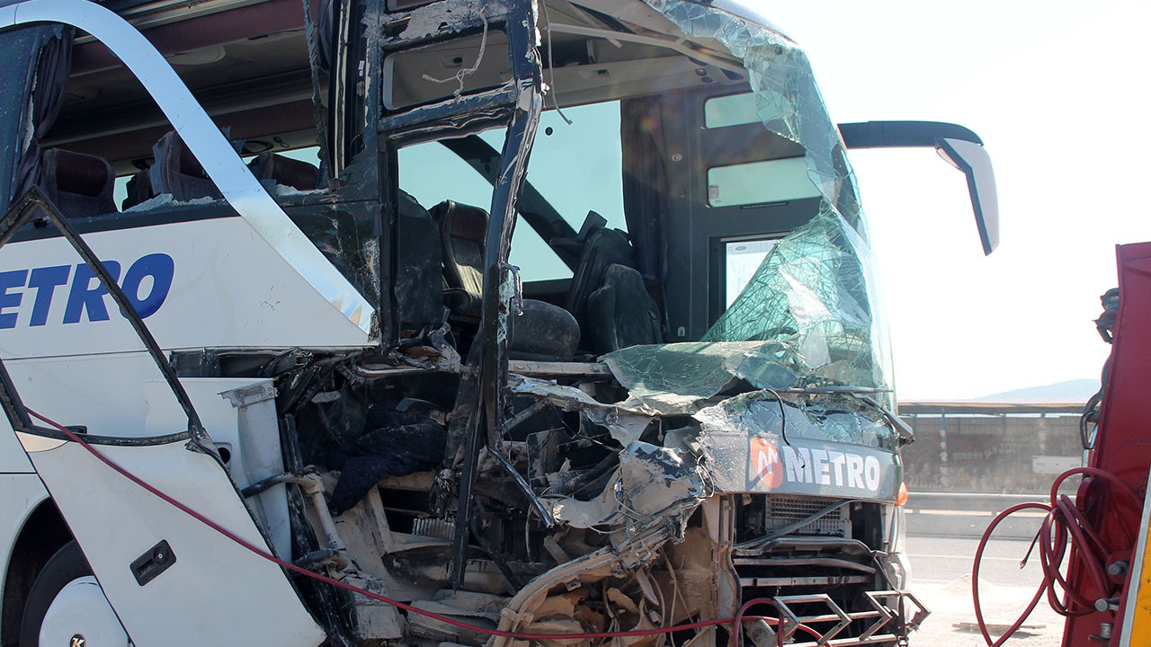 Manisa'da kamyon otobüs çarpıştı: 21 yaralı