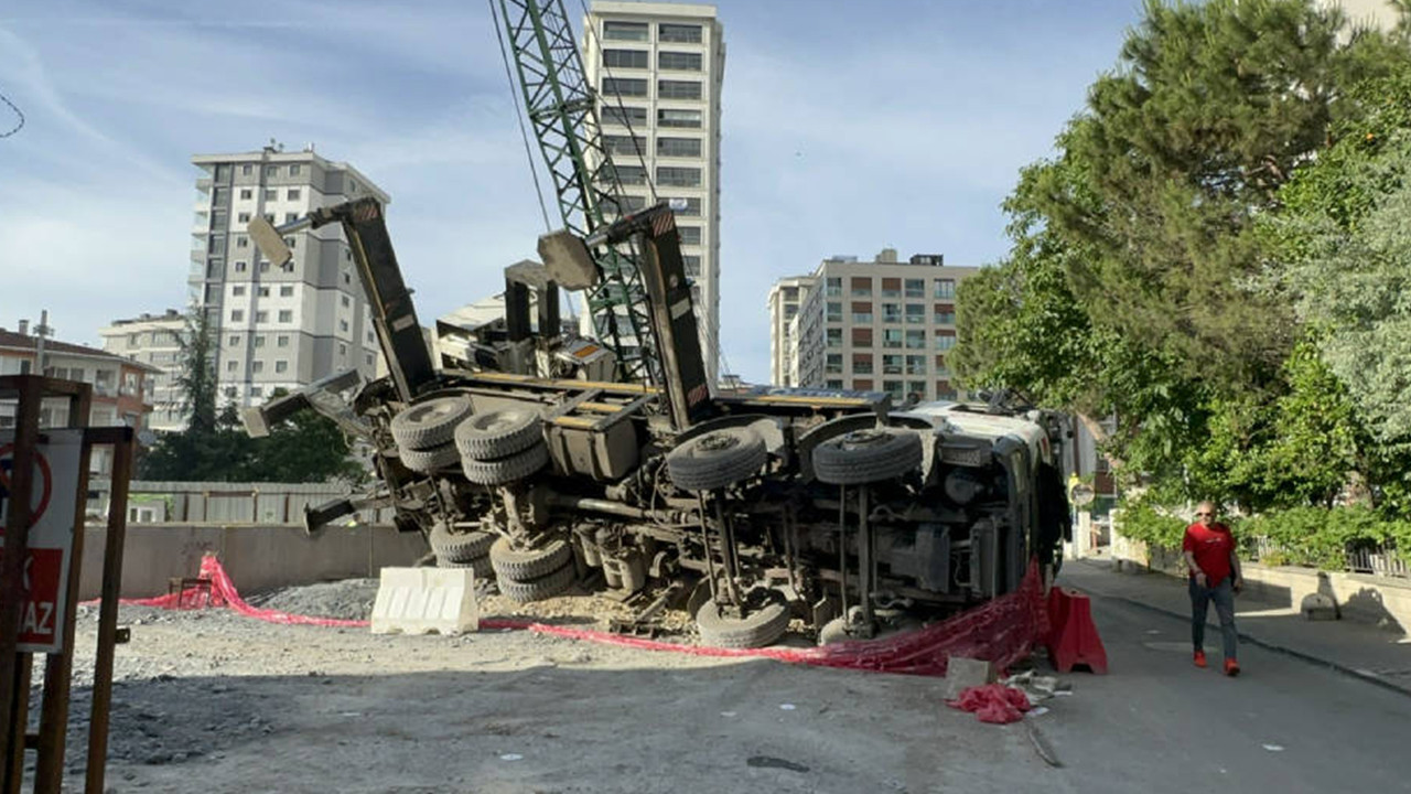 Kadıköy'de metro şantiyesinde vinç devrildi