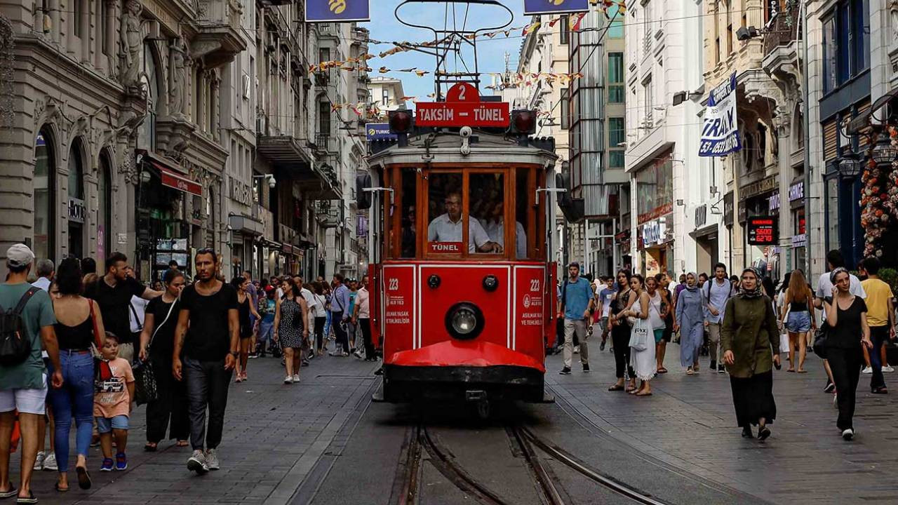 İstanbul Valiliği'nin Onur Yürüyüşü'ne engel kararı: Metrolar Şişhane ve Taksim’de durmayacak