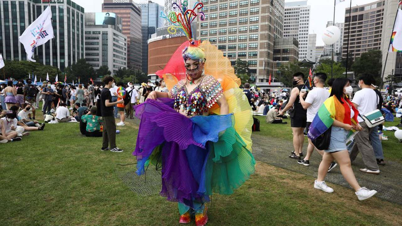 Güney Kore'de LGBTİ+ festivalini engellemeye çalışan zabıtalar polisle çatıştı