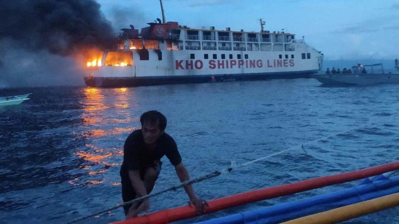 Filipinler’de feribot açık denizde alev aldı, 120 kişi kurtarıldı