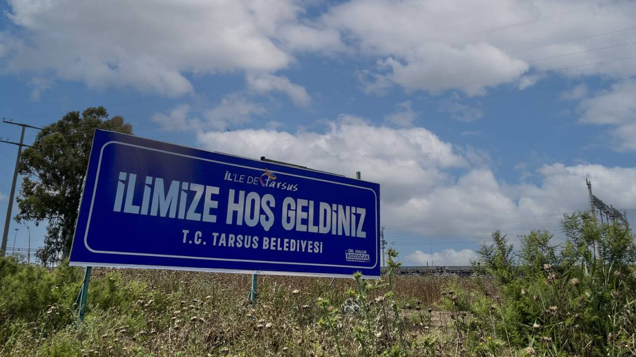 Bahçeli'nin önerisi sonrası Tarsus'ta 'İlimize hoş geldiniz' tabelası