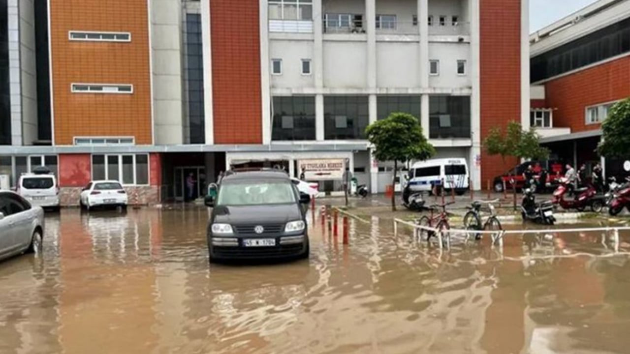 Manisa’da sağanak: Hastaneyi sel bastı