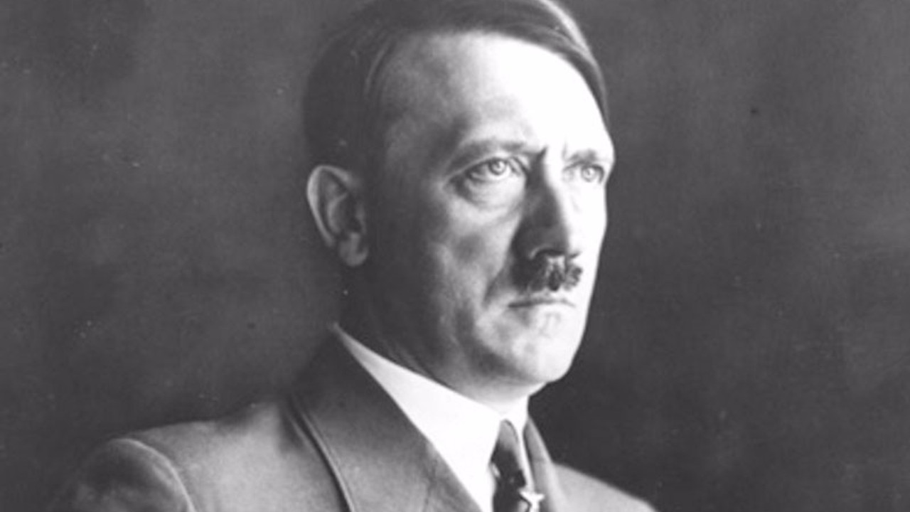 Müzedeki Hitler heykeli kaldırıldı