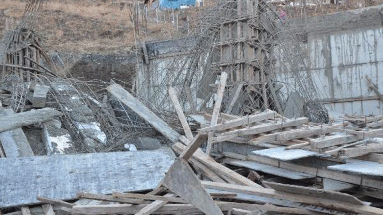 Hakkari'de inşaat çöktü: 2 yaralı