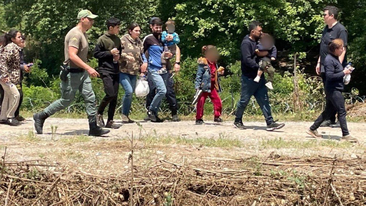 Yunan yetkililer: Meriç üzerindeki adacıkta mahsur kalan 145 göçmen kurtarıldı