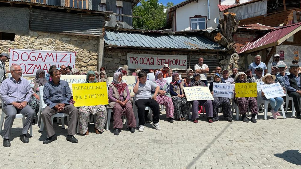 Taş ocağına direnen köylüler, şirket yetkililerini köyden kovdu