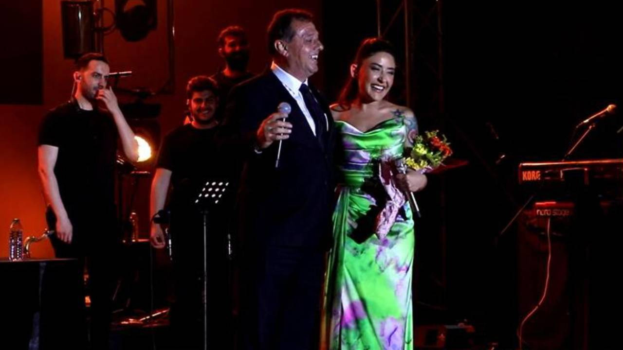 Melek Mosso'dan, sarılmak isteyen başkana yanıt: Sonra sıkıntı olmasın