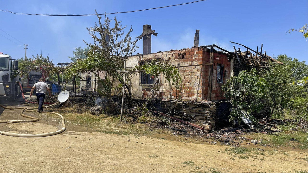 Uşak'ta bir evde çıkan yangında 89 yaşındaki kişi öldü