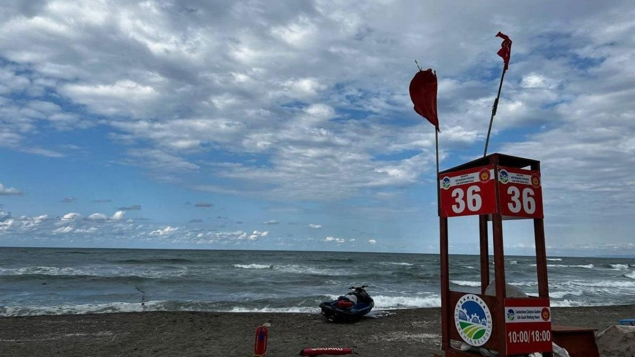 Sakarya'da olumsuz hava koşulları nedeniyle denize girmek yasaklandı
