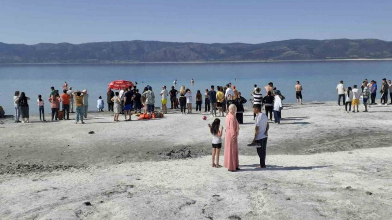 Salda Gölü'ne giren 13 yaşındaki çocuk boğuldu