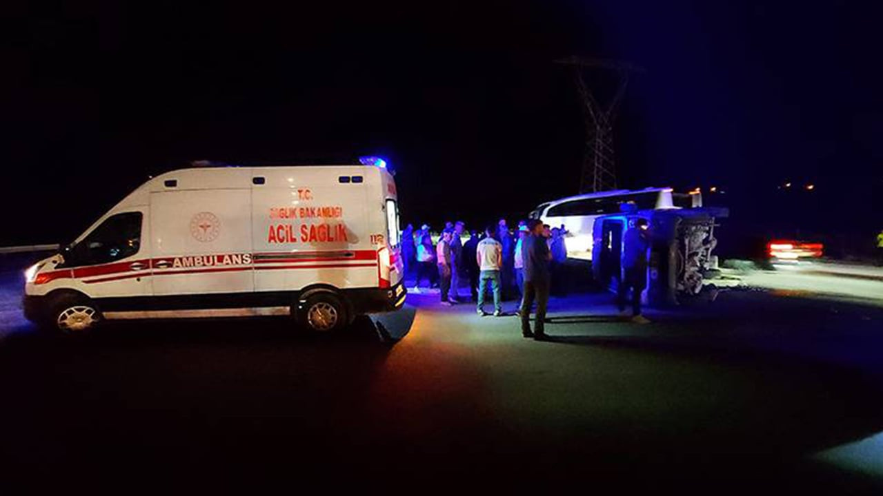 Amasya'da otomobil ile minibüs çarpıştı: 17 yaralı