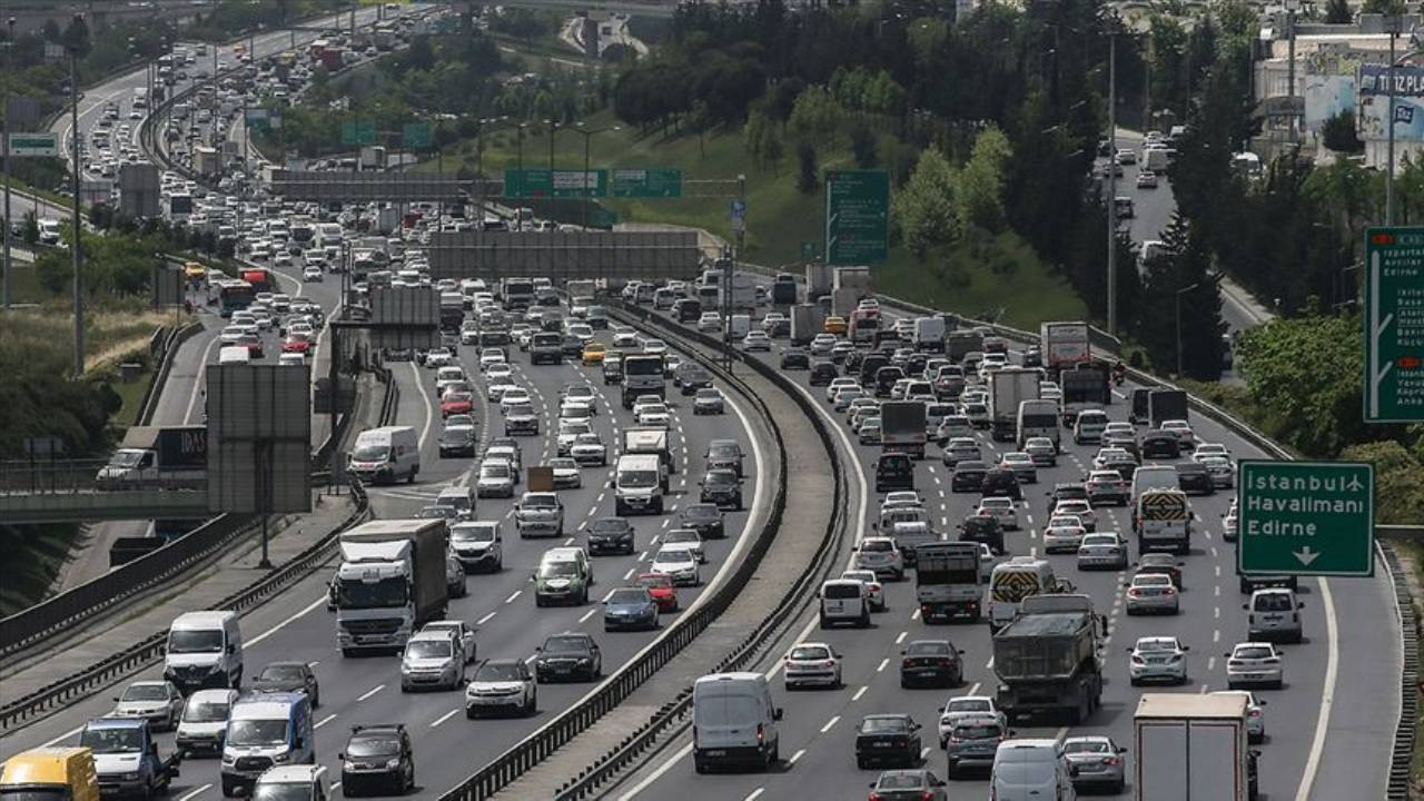 Konya-Ankara kara yolunda tatil dönüşü trafik yoğunluğu yaşanıyor