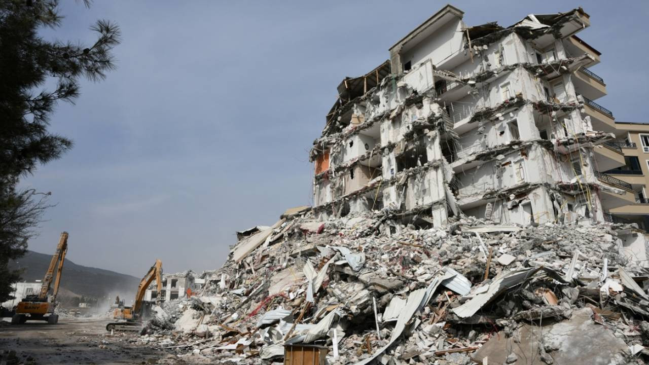 Bakanlıktan deprem bölgesi kararı: Fay hatları ve kırıkları üzerinde yapılaşma olmayacak