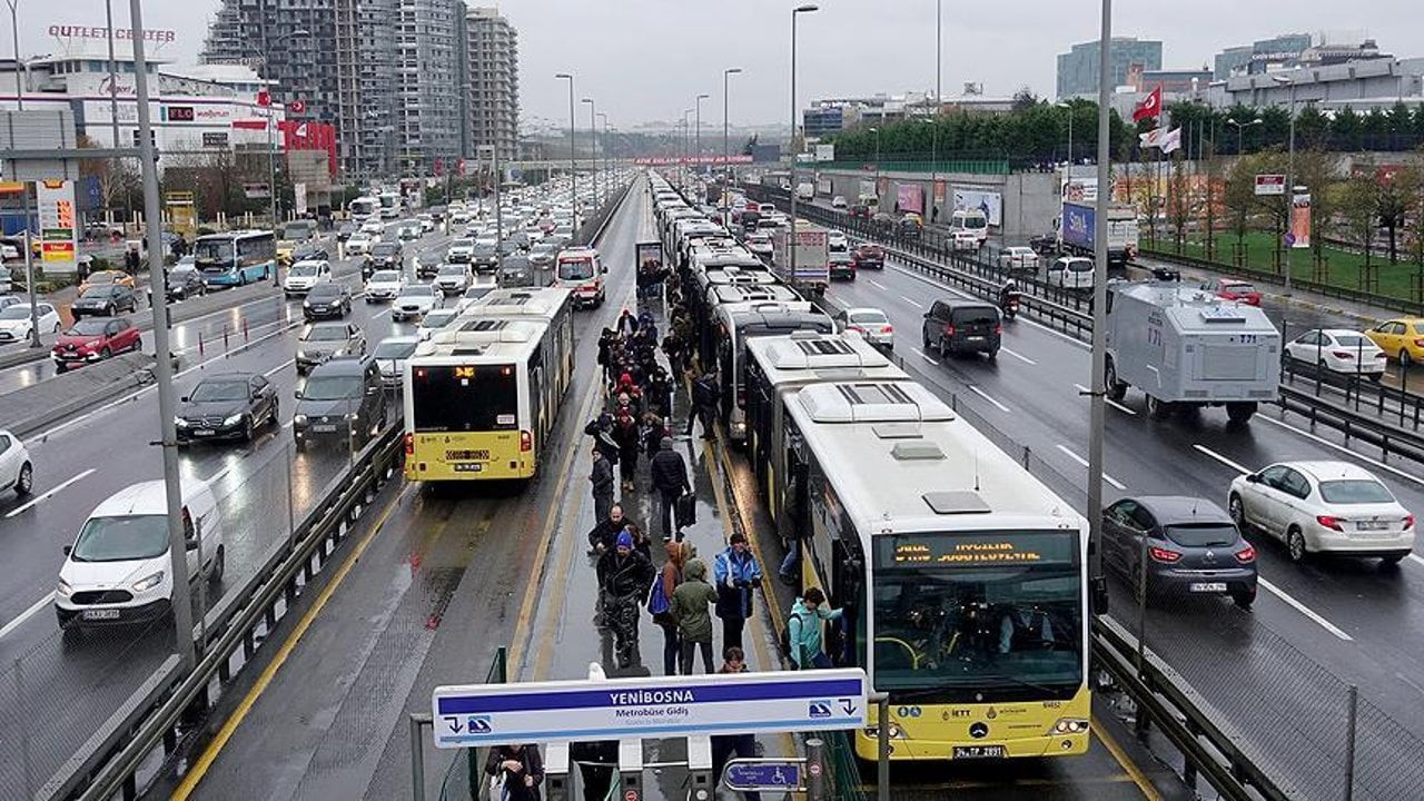 İstanbul’da toplu ulaşıma yüzde 51,5 zam: Tam bilet 15 TL'ye çıktı; taksi indibindi ücreti 70 TL oldu