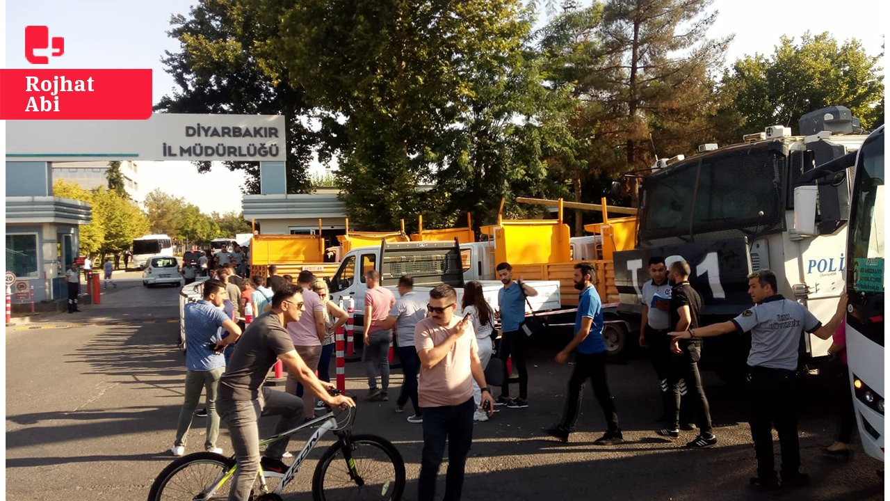 DEDAŞ'ın patronu Ebubekir Tivnikli Diyarbakır'a geldi, binanın önüne TOMA yığıldı