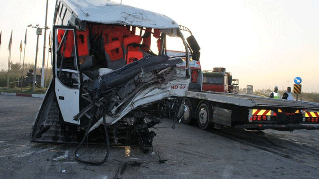 Tarım işçilerini taşıyan midibüse TIR çarptı: 19 yaralı