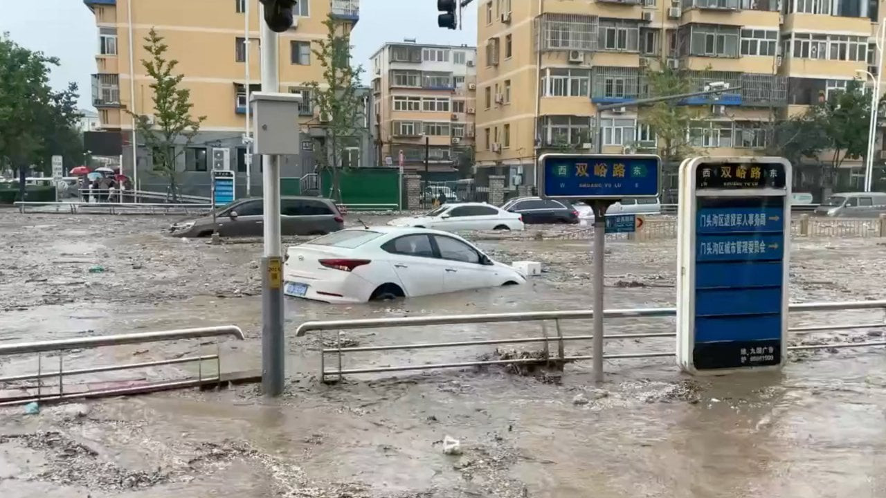 Doksuri Tayfunu: Çin'in başkenti Pekin'de yollar ırmağa döndü, en az iki kişi öldü