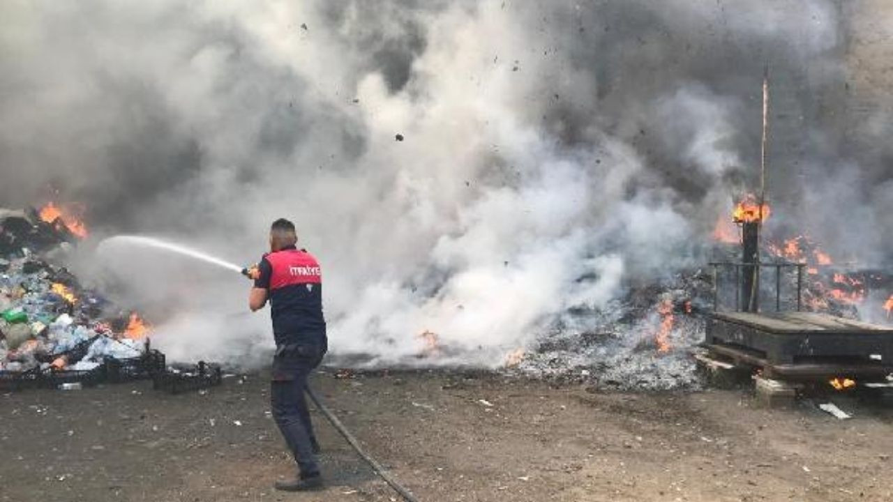 Ağrı'da yangın: İkinci el eşya dükkanı kullanılamaz hale geldi