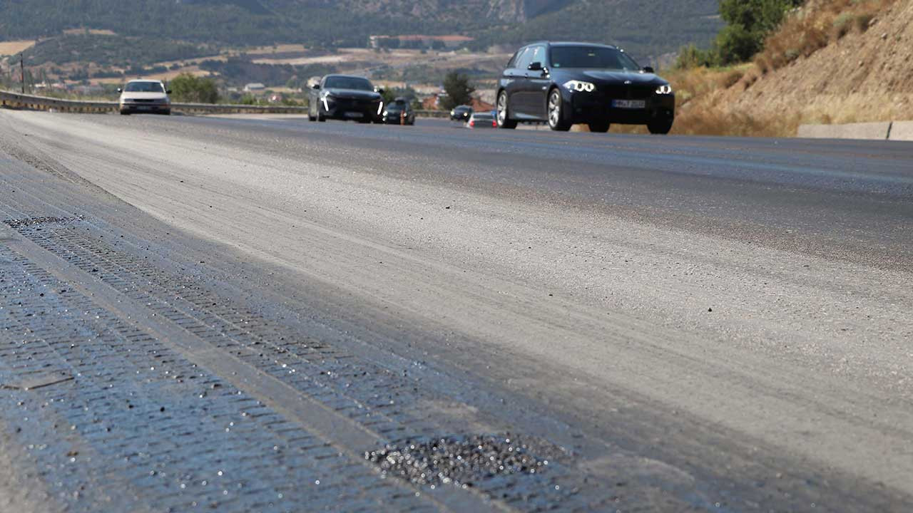 Denizli'de sıcak hava nedeniyle asfalt eridi