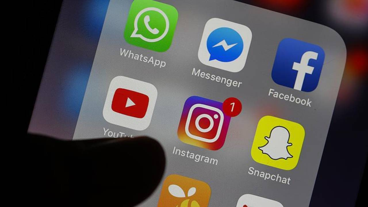 Instagram'a 21 saat, WhatsApp'a 11 saat harcanıyor