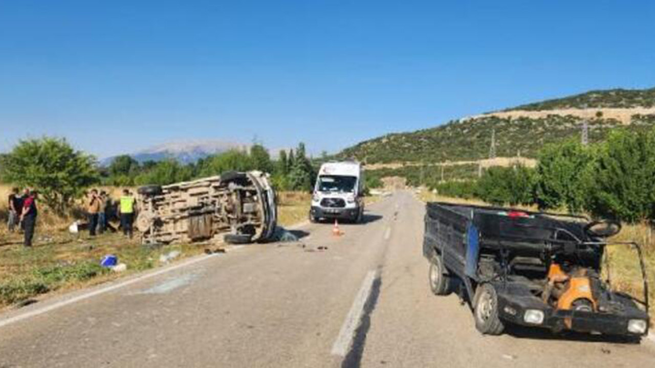 Isparta'da minibüs ile patpat çarpıştı: 1 kişi öldü, 13 kişi yaralı