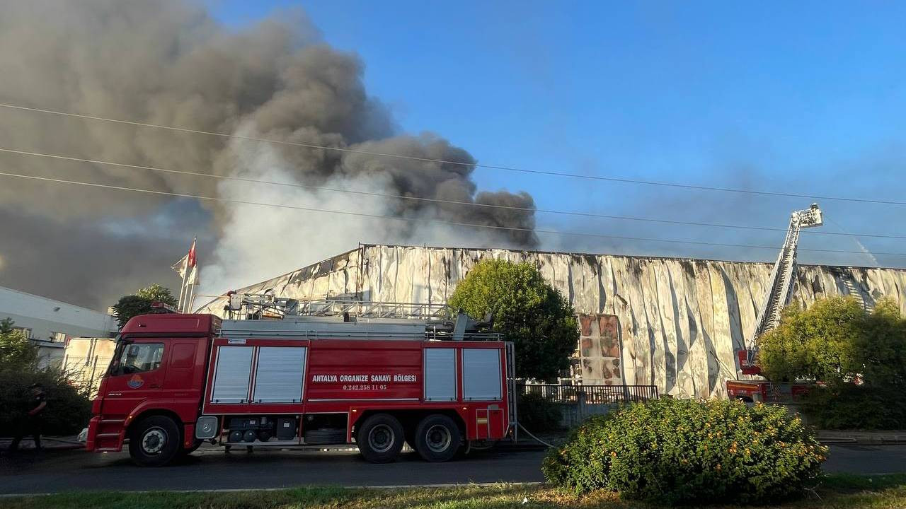 Antalya'da gıda fabrikasında yangın: Ekipler müdahale ediyor