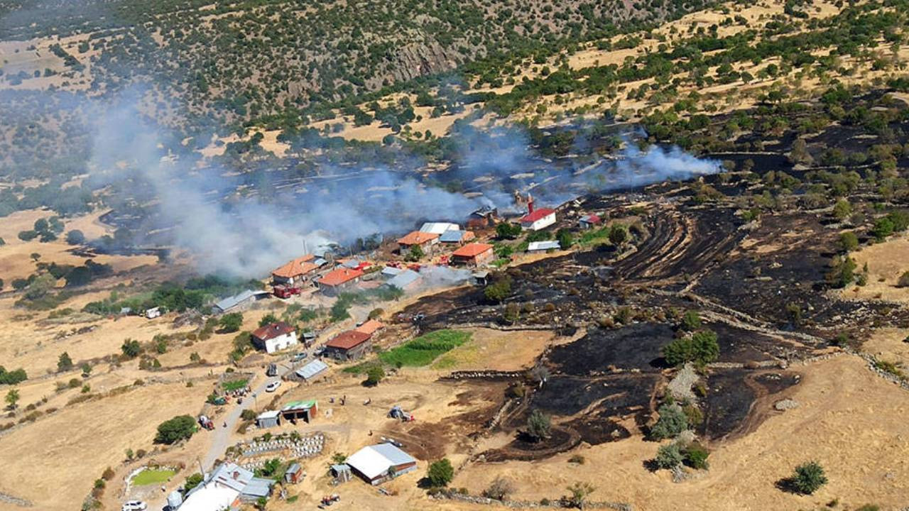 Bolu'da otluk alanda yangın: Yerleşim yerine sıçradı, evler tahliye edildi