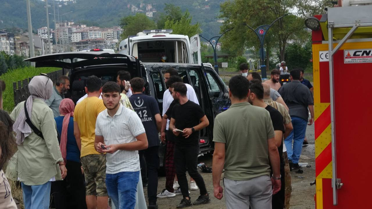 Trabzon'da turistleri taşıyan minibüs devrildi: Üçü ağır altı yaralı