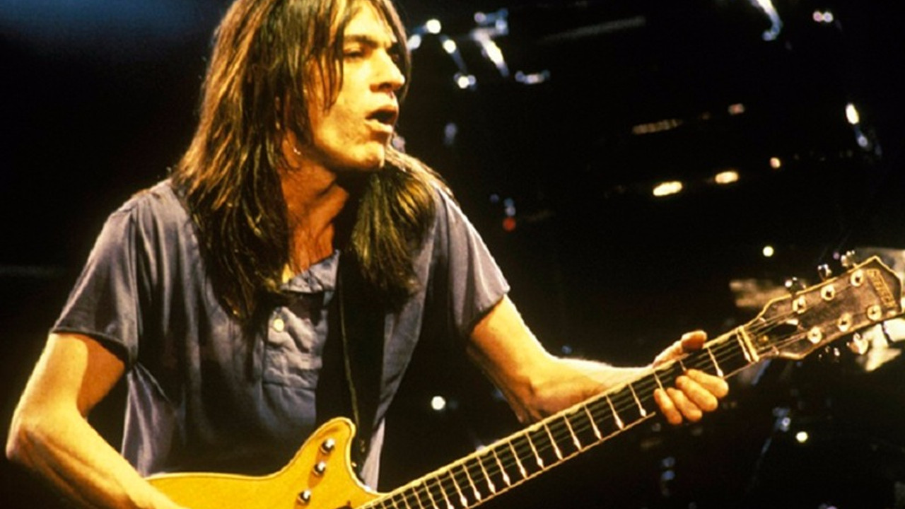 AC/DC'nin efsanevi gitaristi Malcolm Young hayatını kaybetti