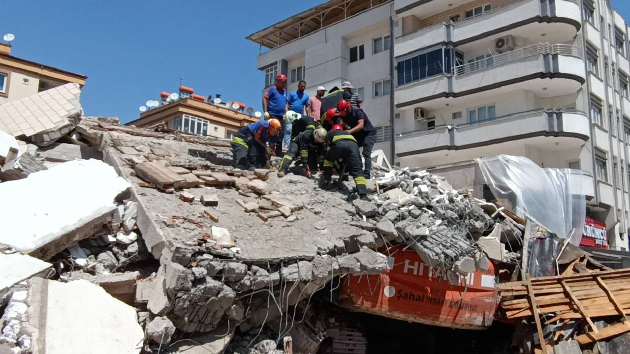 Ağır hasarlı binanın üstüne yıkıldığı kepçe operatörü öldü