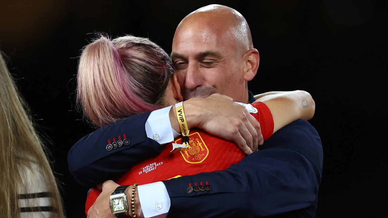 Futbolcuyu taciz eden İspanya Futbol Federasyonu Başkanı'na tepki
