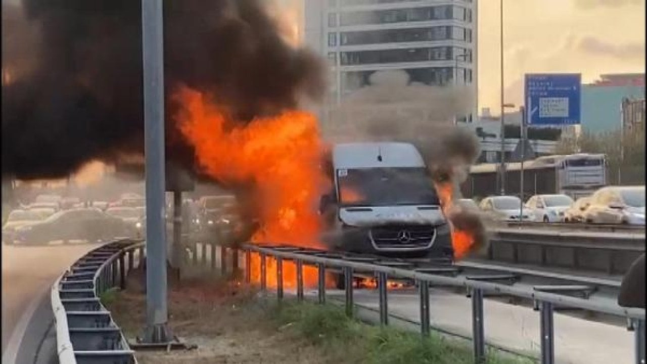Şişli'de seyir halindeki servis minibüsü yandı