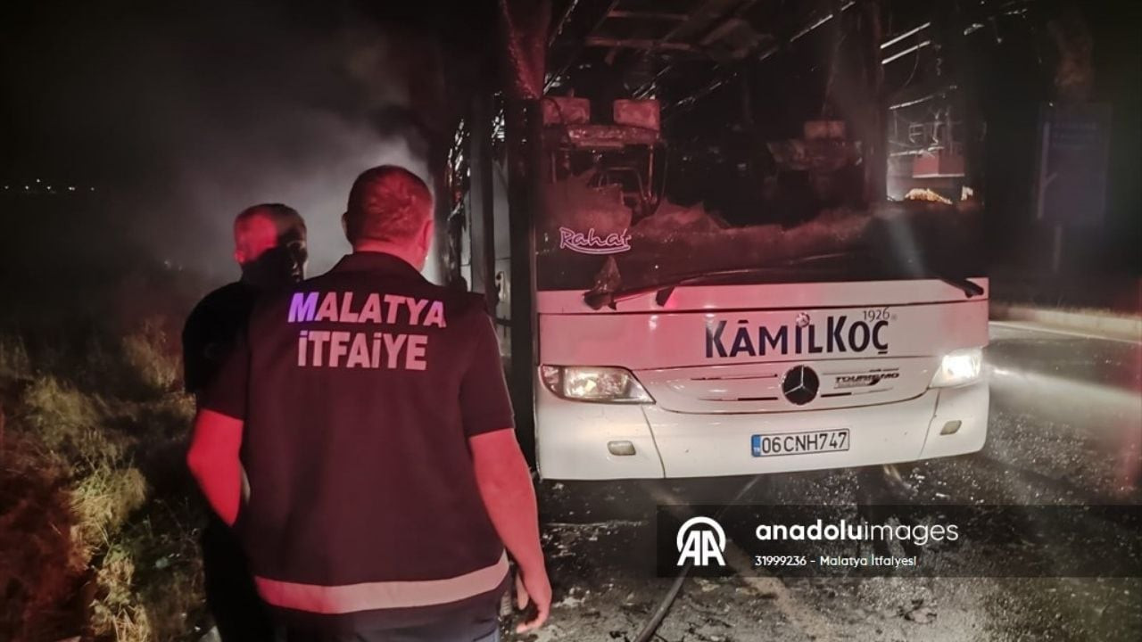 Malatya'da seyir halindeki yolcu otobüsü yandı: Tüm yolcular kurtarıldı