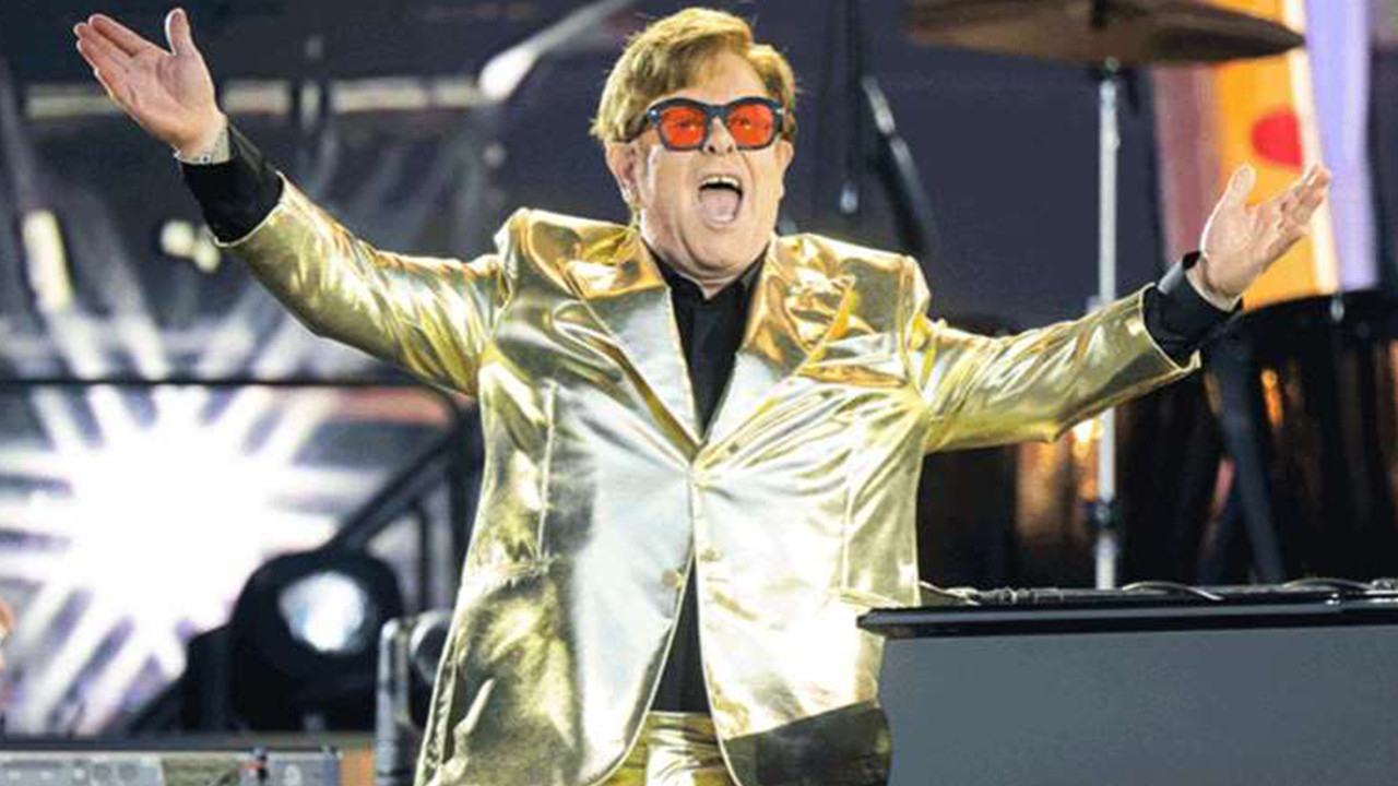 Elton John hastaneye kaldırıldı