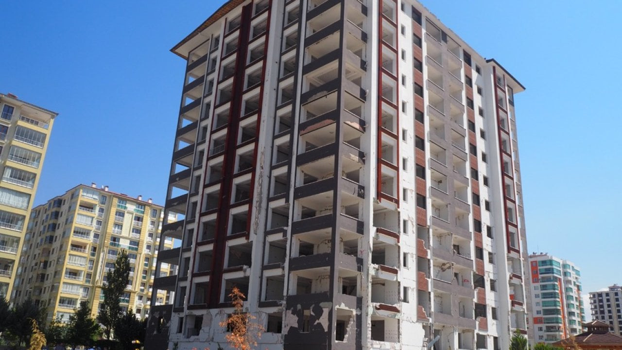 Malatya'da yıkım ihalesini kazanan firma sitedeki her şeyi söküp aldı