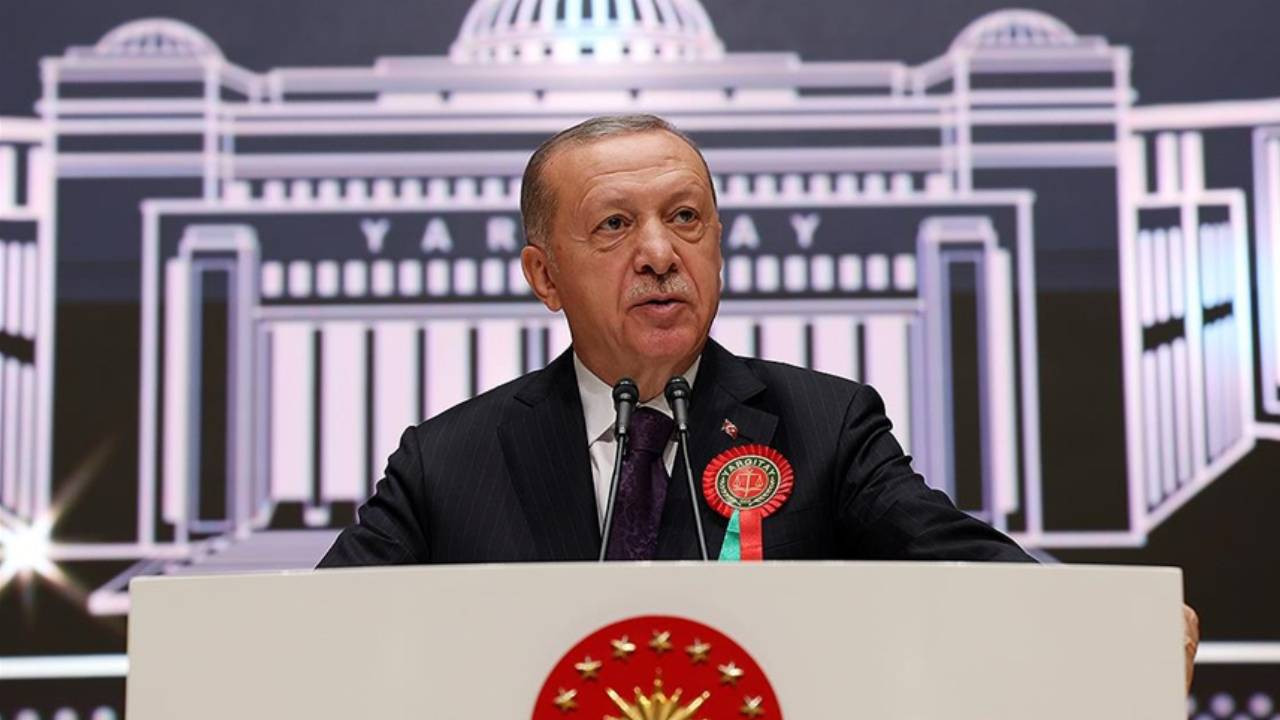 Erdoğan: Sosyal medya mahkemelerini toplumun huzuru açısından büyük tehlike olarak görüyoruz