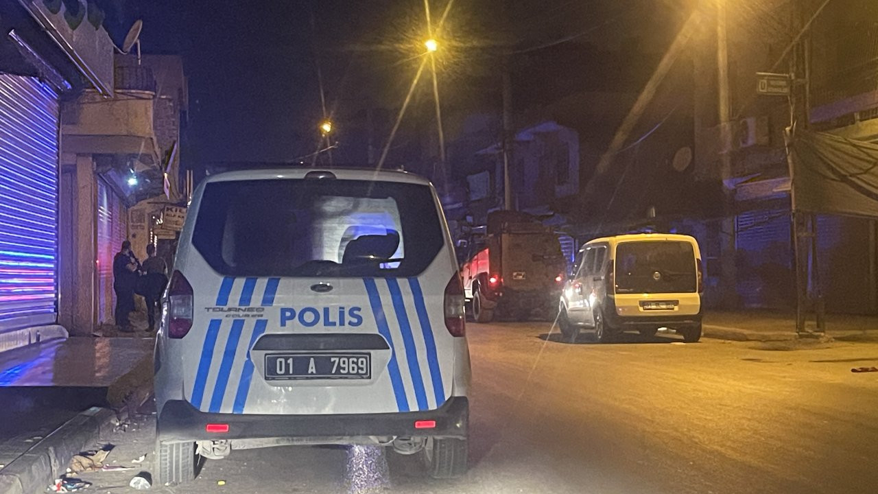 Adana'da motosikletli kişilerce silahlı saldırıya uğrayan bir kişi öldü