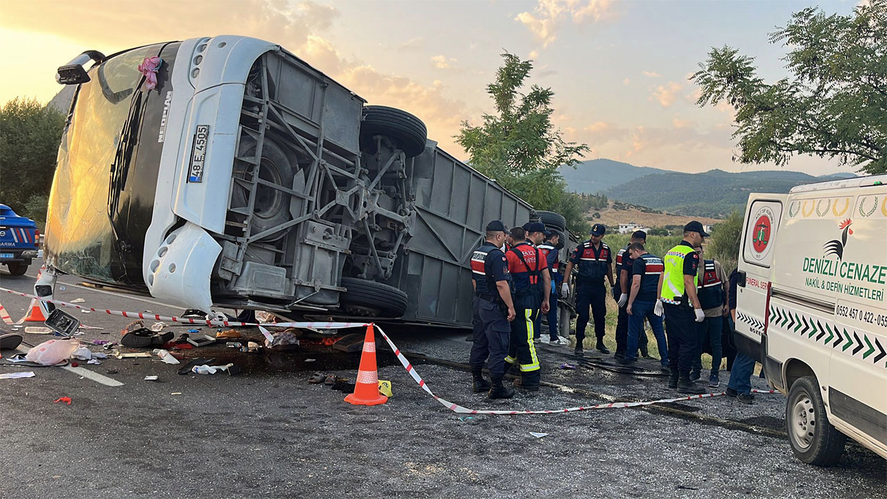 Denizli'de kum yüklü kamyon, yolcu otobüsüyle çarpıştı: Altı kişi öldü, 42 kişi yaralandı