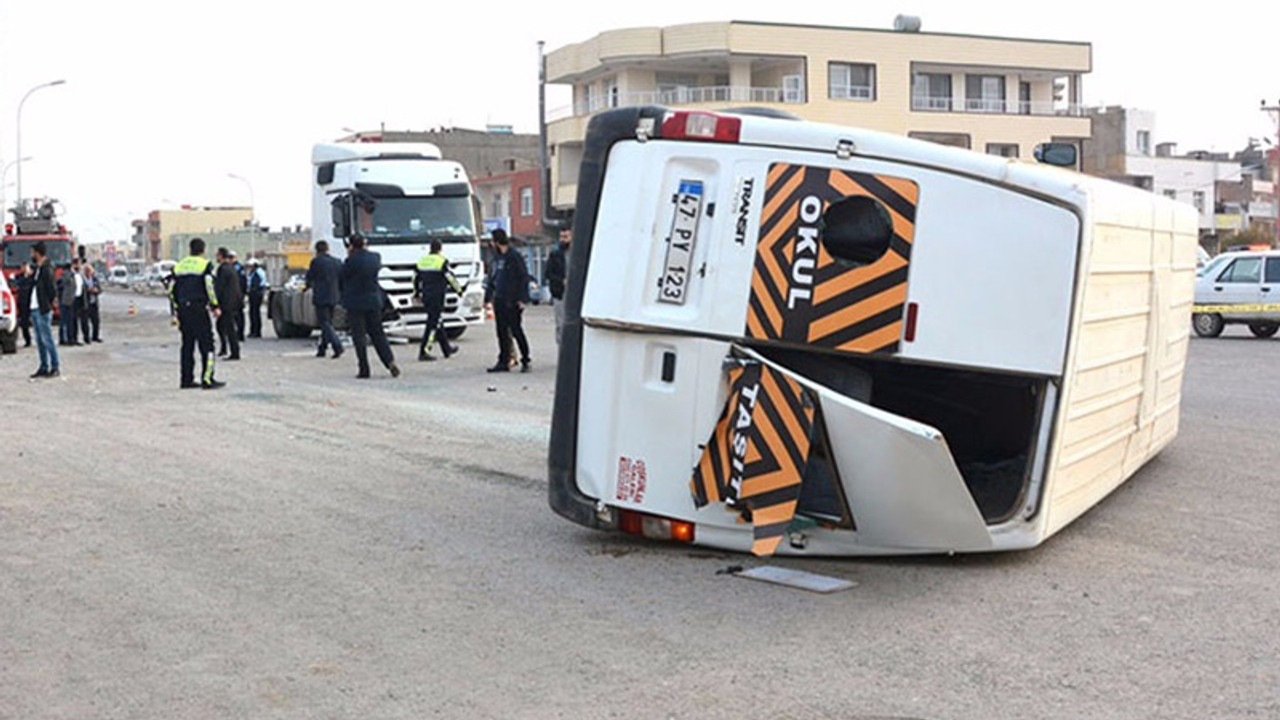 Urfa'da TIR öğrenci servisine çarptı: Çok sayıda yaralı var