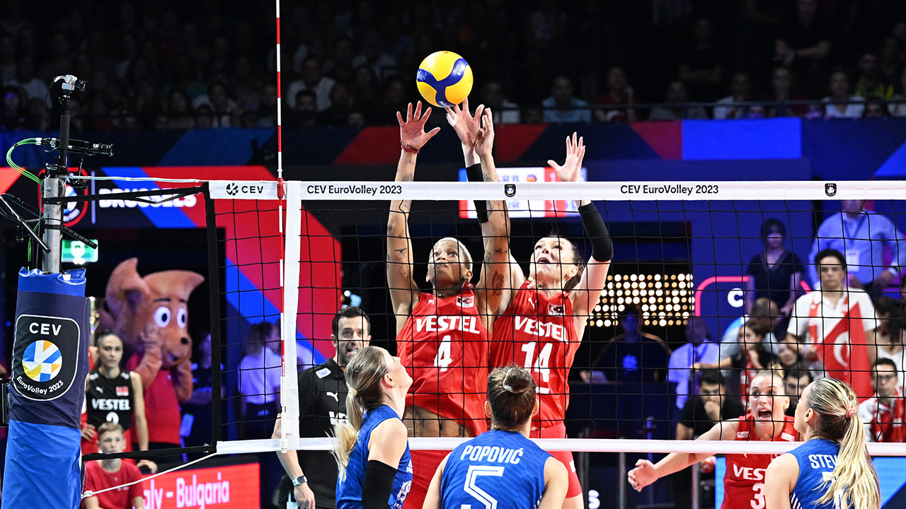 Siyasetçilerden Avrupa şampiyonu olan Kadın Voleybol Takımı'na tebrik mesajları