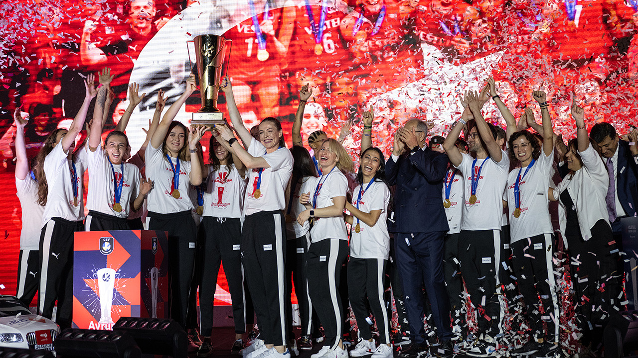 Kadın Voleybol Takımı şampiyonluğu kutladı