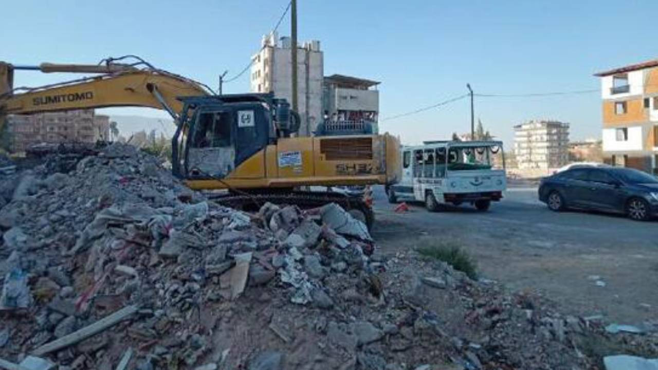 Hatay'da depremin 215'inci gününde temel kazısında enkazdan ceset çıktı