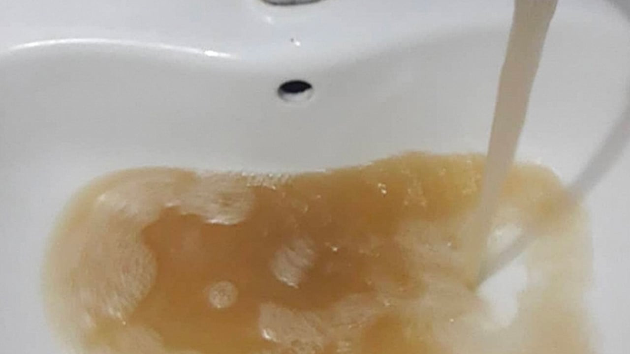 İstanbul'da su kesintisine ve musluklardan çamurlu su akmasına vatandaşlar tepki gösterdi