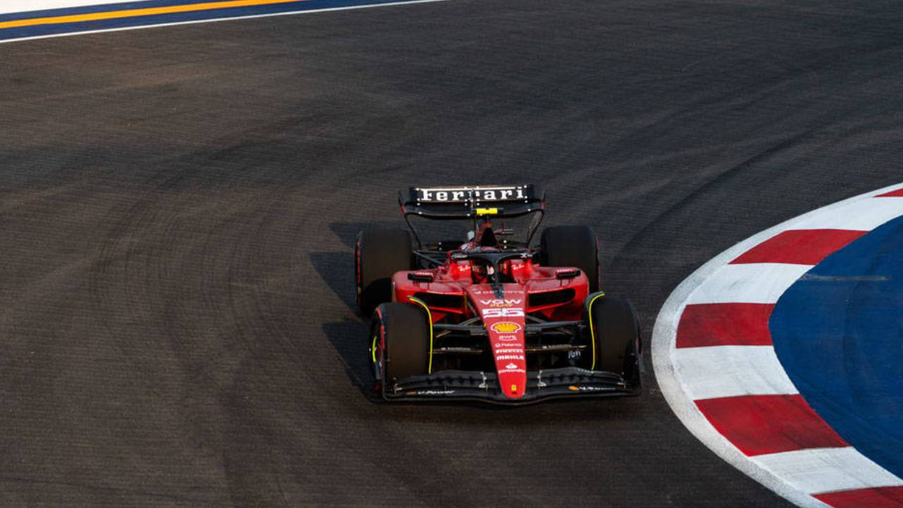 Formula 1 Singapur Grand Prix'sinin kazananı Carlos Sainz