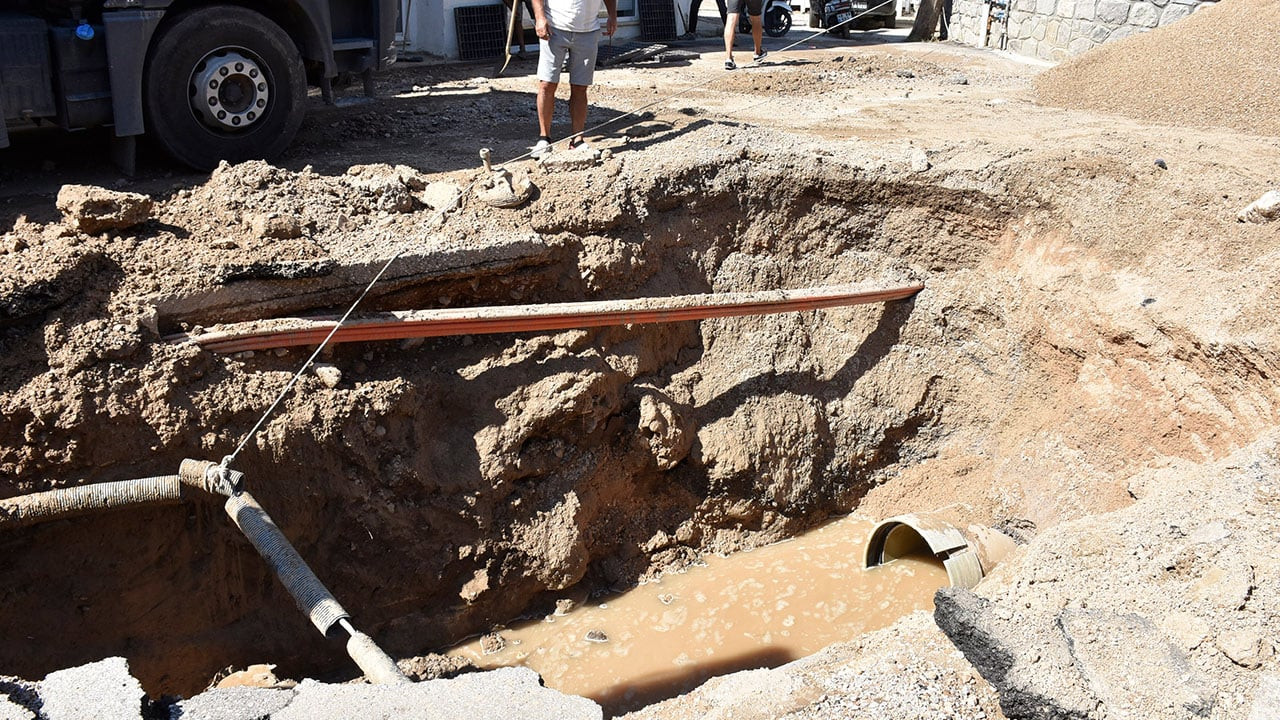 Bodrum'da içme suyu isale hattı patladı