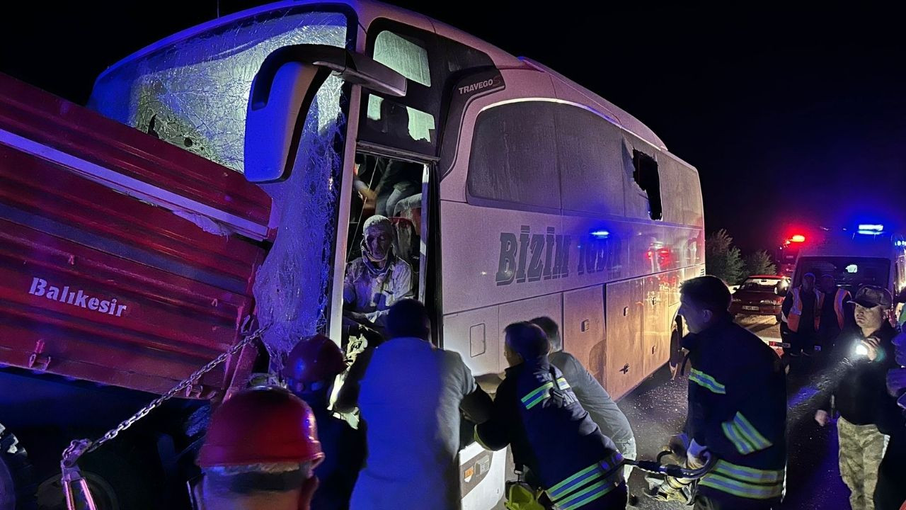 Erzurum'da yolcu otobüsü traktöre çarptı: İki ölü, 18yaralı