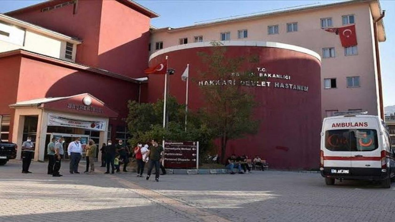 Hakkari'de MHP'li Fatih Özbek'in yanındaki kişi doktoru darbetti