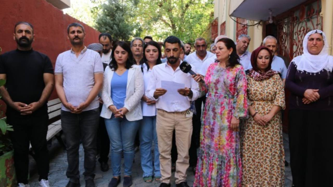 Dengbêj Evi’nin MEB’e tahsis edilmesi protesto edildi: Kayyım belediyesinin rant dışında bir şey yapmadığını gösteriyor