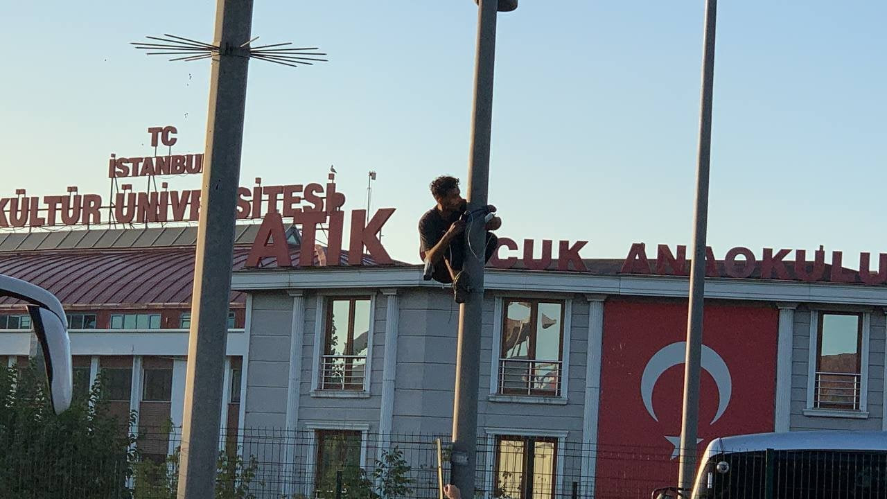 Bahçelievler'de E-5'te aydınlatma direğine çıktı, trafik felç oldu